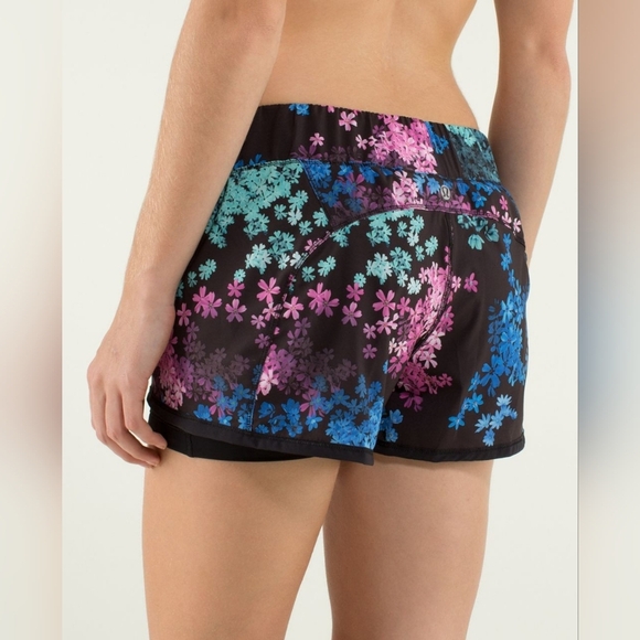lululemon athletica Pants - Lululemon In A Flash Short Petal Pop Multi Size 8 Black